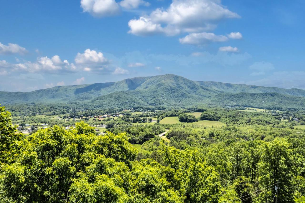 Alpine Splash - Luxury - Private Indoor Pool, Theatergaming, Large Yard, Pond, Basketball Court!!! Sevierville Esterno foto