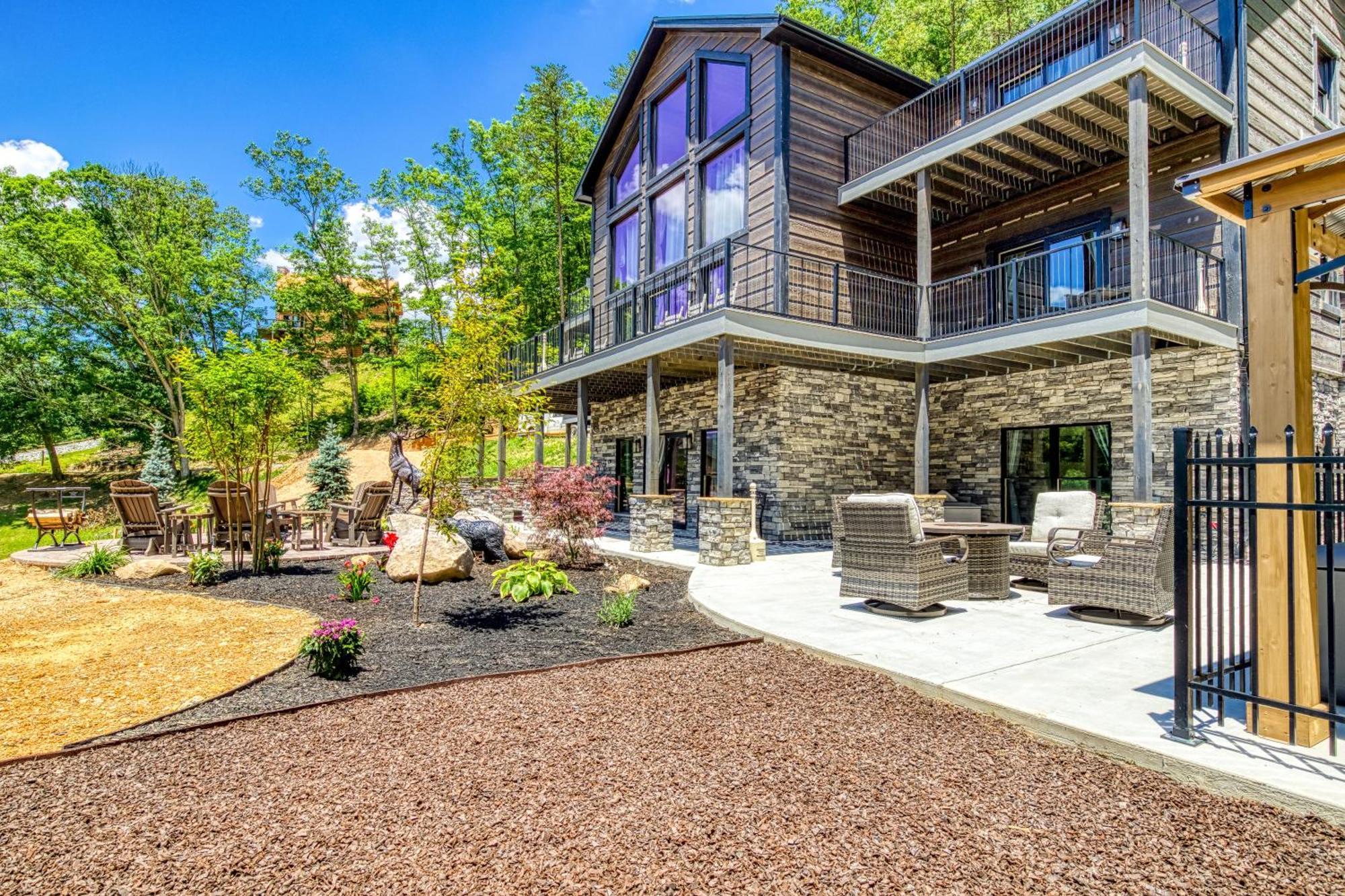 Alpine Splash - Luxury - Private Indoor Pool, Theatergaming, Large Yard, Pond, Basketball Court!!! Sevierville Esterno foto